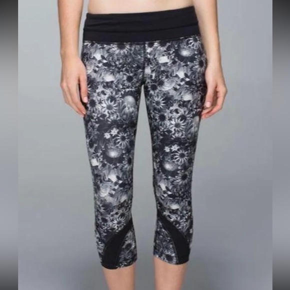 Lululemon Pants Womens 6 Run Inspire Crop Athletic Capri Activewear Floral Print - Picture 14 of 15